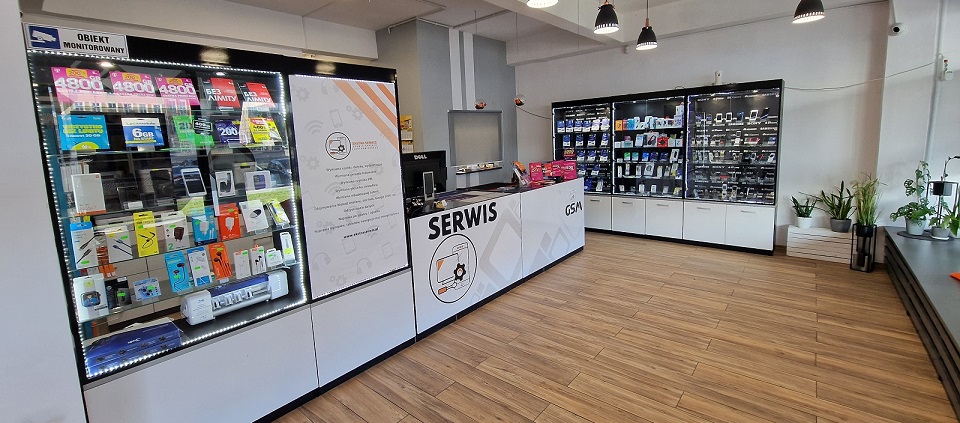 Wnętrze Ekstra Serwis w Gliwicach z serwisem i akcesoriami GSM
